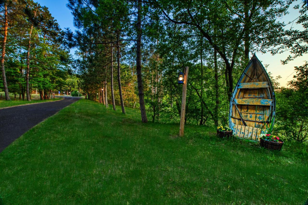 Edgewater Resort Iron Mountain Exterior photo